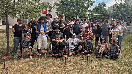 Gruppenbild von den Menschen, die die Glückspilze aufgestellt haben