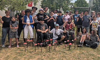 Gruppenbild von den Menschen, die die Glückspilze aufgestellt haben