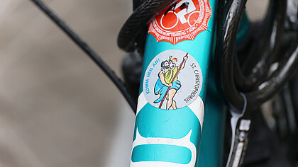 Christophorus-Plakette auf einem Fahrrad 