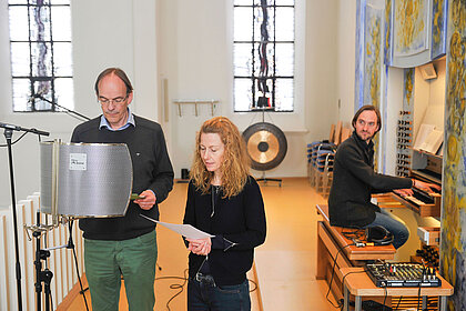 Stefan Karbach und Kirstin Kruger-Weiß vom Leitungsteam station s sowie der Kirchenmusiker Tobias Wittmann bei der Produktion einens Online-Impulses während der Corona-Pandemie. 