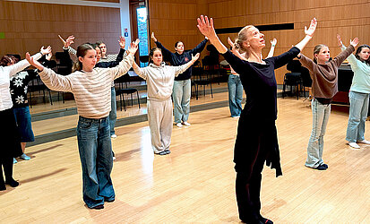 Mädchen proben mit einer Choreografin
