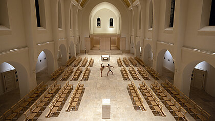 Eine Balletttänzerin und ein Balletttänzer im Innenraum einer Kirche