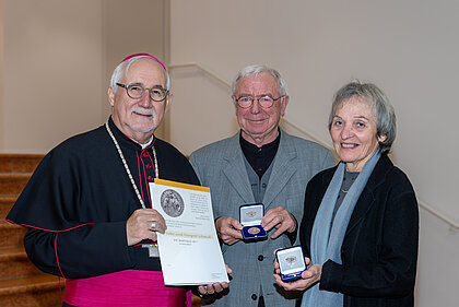 Bischof Gebhard Fürst überreicht Peter und Margret Schmid die Martinusmedaille