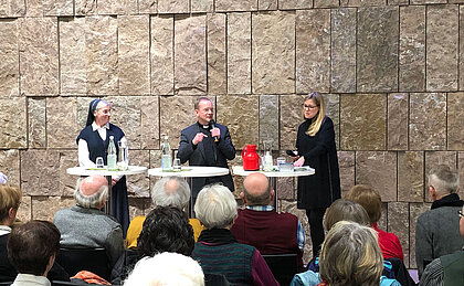 Bei der Veranstaltung Freimut zum Synodalen Weg befragte die Moderatorin Verena Neuhausen die Synodalen Stadtdekan Christian Hermes und die Ordensschwester Nicola Maria. 
