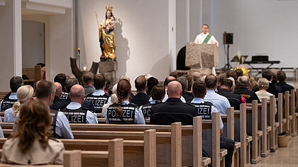 Innenaufnahme der Kirche St. Eberhard beim ökumenischen Blaulichtgottesdienst 2024