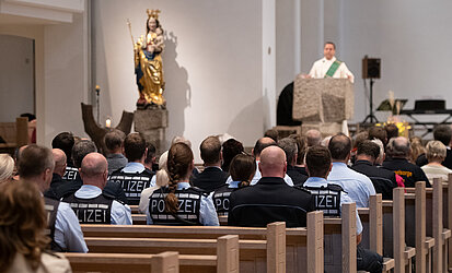 Innenaufnahme der Kirche St. Eberhard beim ökumenischen Blaulichtgottesdienst 2024