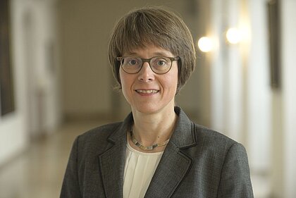 Beate Gilles wird die neue Generalsekretärin der Deutschen Bischofskonferenz. Eine ihrer beruflichen Stationen davor lag in Stuttgart, wo sie zehn Jahre lang das Katholische Bildungswerk leitete.Zuvor war sie zehn Jahre lang Leiterin und Geschäftsführerin 