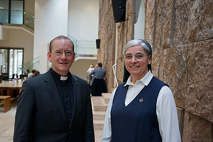 Stadtdekan Christian Hermes und die Ordensschwester Nicola Maria Schmitt, die beide auf den Synodalen Weg entsandt sind, im Haus der Katholischen Kirche in Stuttgart