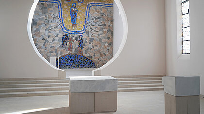 Mosaik, Altar und Ambo der Kirche Mariä Himmelfahrt in Stuttgart-Degerloch