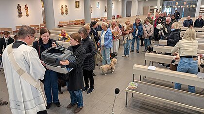Diakon Michael Jakob segnet Tiere in der Kirche St. Hedwig in Stuttgart-Möhringen, Aufnahme von Oktober 2025