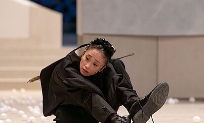 Die Solistin Mizuki Amemyia des Stuttgarter Balletts in tänzerischer Pose bei der Aufführung von CHIMERE in der katholischen Kirche Mariä Himmelfahrt