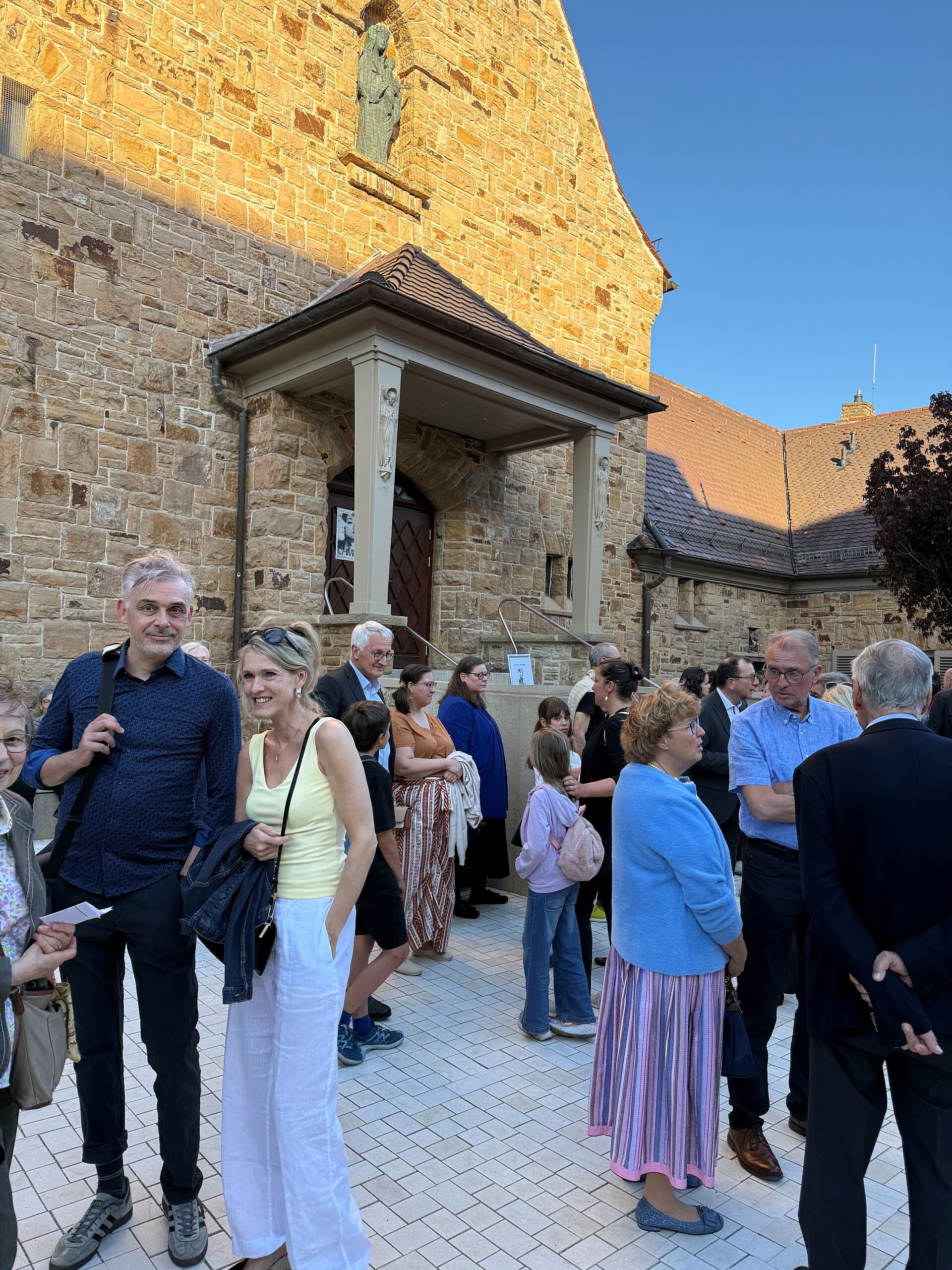 Menschen im Gespräch vor der Degerlocher Kirche Mariä Himmelfahrt