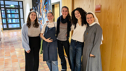 Klassen- und Religionslehrerin Ricarda Rudhard mit den Schülerinnen Ella, Milena und Noemi sowie mit Ordensschwester Ina Franziska