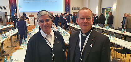 Schwester Nicola Maria und Stadtdekan Christian Hermes waren bei der ersten Synodalversammlung in Frankfurt am Main dabei. 