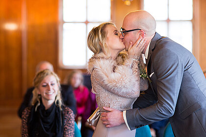 Ehepaar, das sich bei der Hochzeit küsst