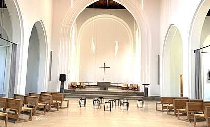 Blick auf Chorraum, Altar und Kreuz in der renovierten Jungen Kirche Sankt Nikolaus
