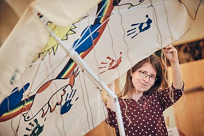 Erste Babysegnung in Stuttgart: Silke Jourdan segnet am 15. Mai Babys und ihre Familien vor der Liebfrauenkirche in Bad Cannstatt unter dem bunten Segensschirm. 