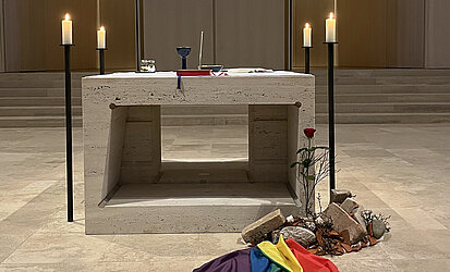 Gedeckter Altar in der Kirche St. Fidelis