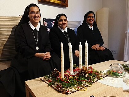 Schwester Celestina, Schwester Giorgina und Schwester Gloria pflegen im Advent viele indlische Bräüche. Zum Advent dazu gehört für sie aber mittlerweile auch der Adventskranz. 
