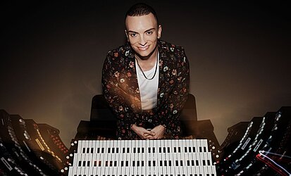 Cameron Carpenter in Glitzerjacket vor Orgel
