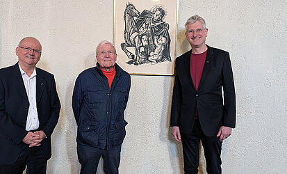 Pfarrer Andreas Jauss, Klaus Lang und Pfarrer Andreas Krause in der Kirche St. Martin vor dem Kunstwerk "St. Martin" von Otto Dix