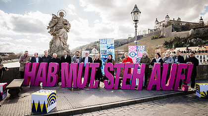 Schriftzug "Hab Mut. Steh auf!" - Katholikentag in Würzburg