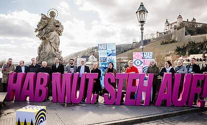 Schriftzug "Hab Mut. Steh auf!" - Katholikentag in Würzburg