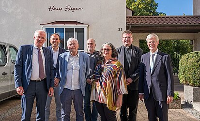 Gruppenbild bei der Einweihung vor dem Haus Eugen in Wangen
