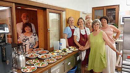 Helferinnen und Helfer in der Küche des Waldheims Lindental in Stuttgart