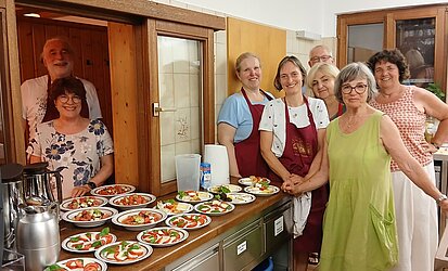 Helferinnen und Helfer ind er Küche des Waldheims Lindental