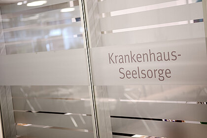 Schriftzug Krankenhausseelsorge im Marienhospital in Stuttgart