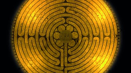 Goldenes Labyrinth auf schwarzem Hintergrund