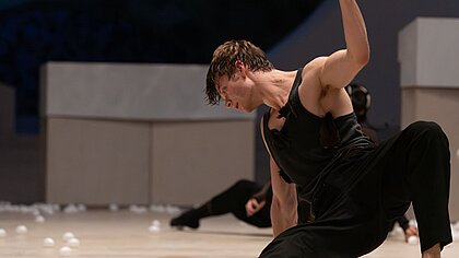 Henrik Erikson, erster Solist beim Stuttgarter Ballett in tänzerischer Pose bei der Tanzoperformance CHIMERE in der katholischen Kirche Mariä Himmelfahrt in Degerloch