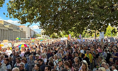 Menschenmenge auf dem Stuttgarter Schlossplatz bei der Kundgebung des Bündnisses für Demokratie am 12. September 2026