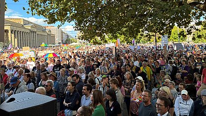 Menschenmenge auf dem Stuttgarter Schlossplatz bei der Kundgebung des Bündnisses für Demokratie am 12. September 2026