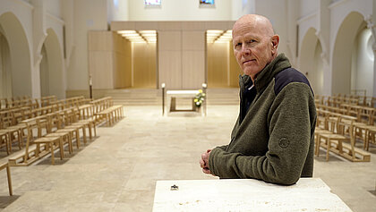 Der Künstler Frederick Bunsen in der Kirche St. Fidelis (Stuttgart-West)