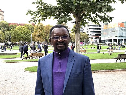 Unser Bild zeigt Pfarrer Jean Bonane Bakindika auf dem Stuttgarter Schlossplatz.