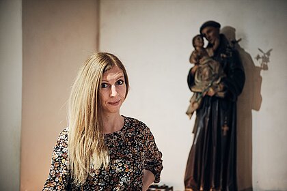 Johanna Beck ist als Kind und Jugendliche von einem Ordensmann missbraucht worden. Heute engagiert sie sich in der Stuttgarter Kirchengemeinde St. Eberhard, im Betroffenenbeirat der Katholischen Bischofskonferenz und bei Maria 2.0. Ein Interview über Missbrauch und die katholische Kirche.