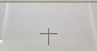 Ein schlichtes Kreuz in der Kirche St. Peter in Bad Cannstatt