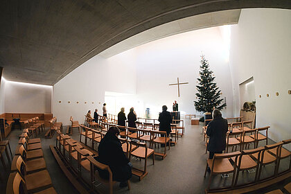 Werktagsgottesdienst in St. Peter: Das Fotos stammt von Ende Januar 2020, deshalb sind auch noch der Weihnachtsbaum und die Krippe zu sehen. 